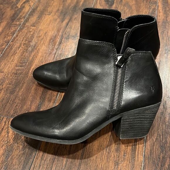 Frye Black Leather Judith Zip Bootie Sz. 9.5 in EUC - Picture 1 of 10